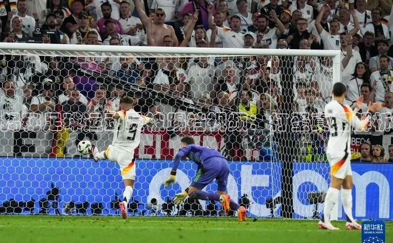 球速体育官方入口百度游戏开放平台揭秘足球运动员被踢裆视频：打蛋真相解析